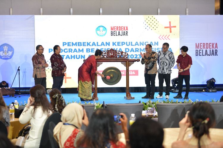 Sekretaris Jenderal (Sekjen) Kementerian Pendidikan, Kebudayaan, Riset, dan Teknologi (Kemendikbudristek) Suharti dalam acara Pembekalan Kepulangan Program Beasiswa Darmasiswa Republik Indonesia (RI) Tahun Akademik 2023/2024 di Jakarta, Kamis (27/6/2024).
