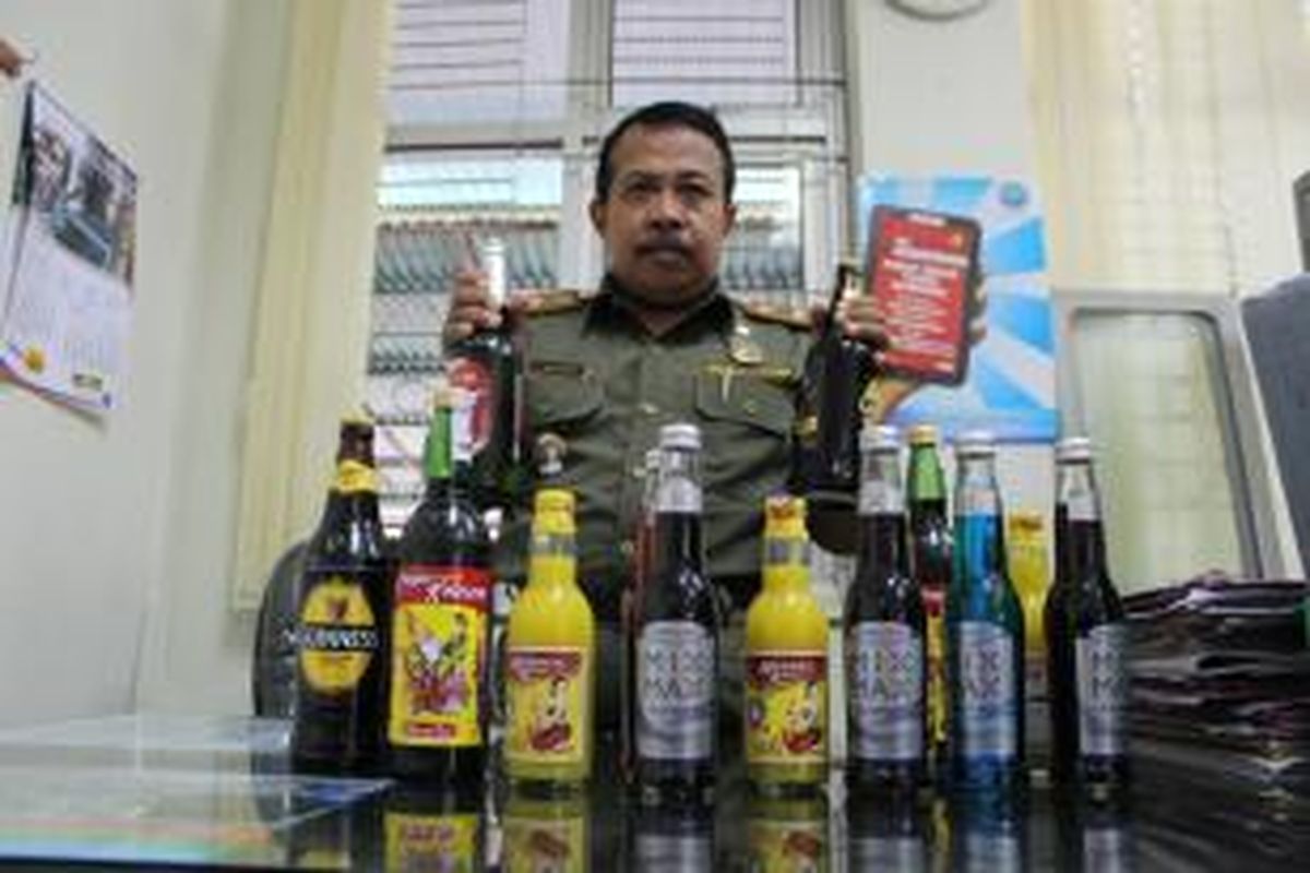 Sejumlah minuman keras yang disita dalam penggerebekan di Kendal.