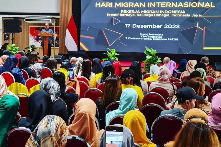 Dubes Indonesia untuk Singapura Suryo Pratomo menyampaikan pidato pembukaan pada acara peringatan Hari Migran Interbasional di KBRI Singapura, Minggu (17/12/2023).