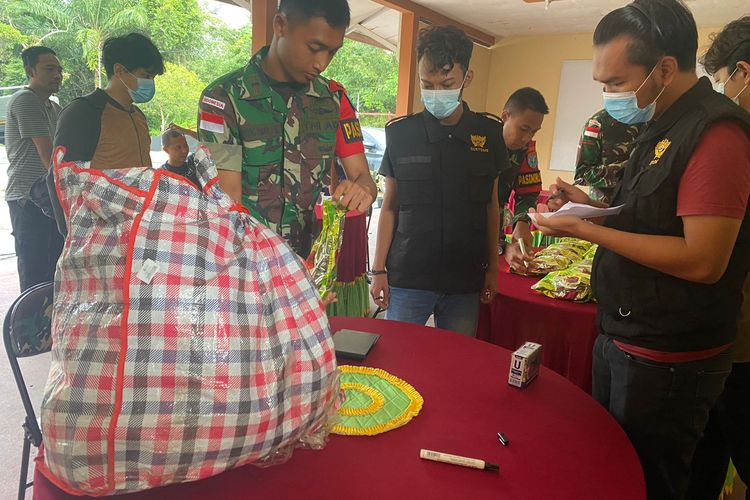 Prajurit TNI berhasil menggagalkan penyelundupan sabu seberat 27 kilogram via perbatasan Indonesia-Malaysia, di Desa Pala Pasang, Kecamatan Entikong, Kabupaten Sanggau, Kalimantan Barat (Kalbar). Namun, kurir pembawa sabu gagal ditangkap karena melarikan diri dan masuk wilayah Malaysia. 