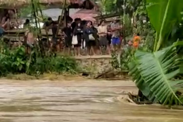 Banjir terjadi di pos perbatasan Kawasan Adat Baduy di Desa Kanekes, Kecamatan Leuwidamar, Kabupaten Lebak, Banten, Kamis (17/2/2022).