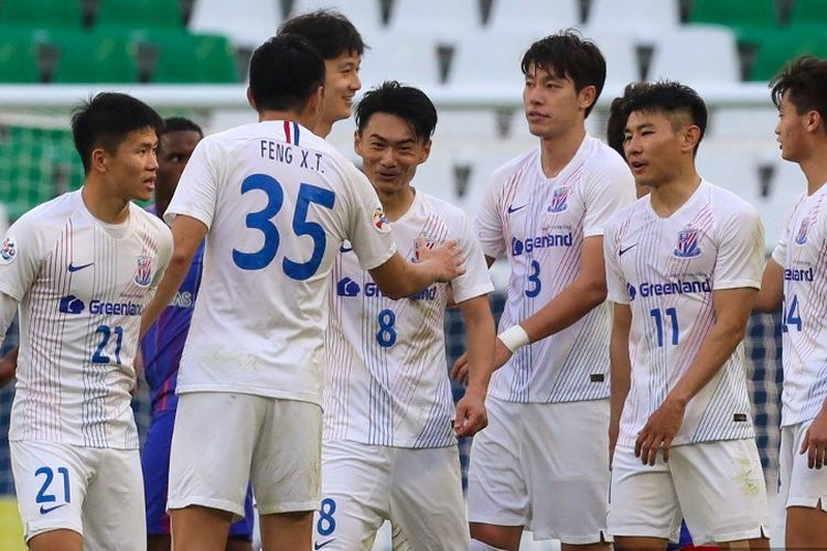 Para pemain Shanghai merayakan kemenangan mereka pada laga Grup F Liga Champions AFC antara FC Tokyo dari Jepang dan Shanghai Shenhua dari China pada 24 November 2020, di Stadion Education City di kota Ar-Rayyan, Qatar.