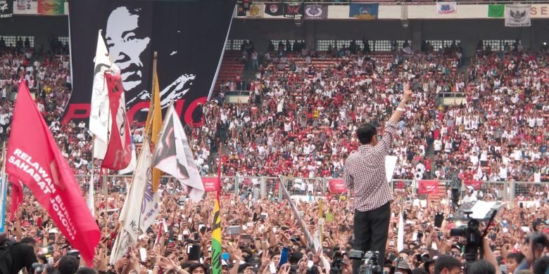 Calon presiden Joko Widodo saat berorasi di depan ribuan pendukungnya, saat acara konser Salam 2 Jari, di Stadion Gelora Bung Karno, Sabtu (5/7/2014)