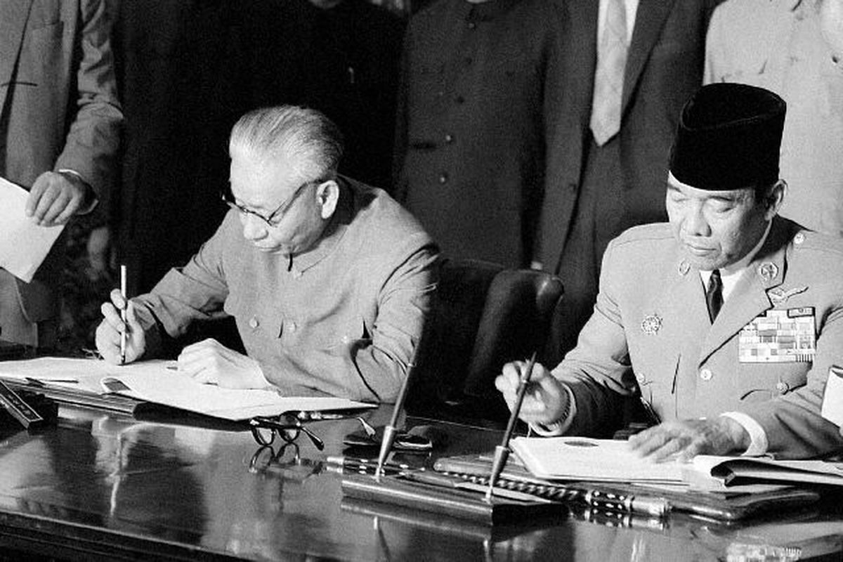Penandatanganan kerjasama Indonesia dengan Tiongkok oleh Presiden Soekarno dan Liu Shaoqi pada tahun 1963 sebagai upaya Tiongkok mendukung Indonesia dalam masalah pembentukan negara Federasi Malaysia