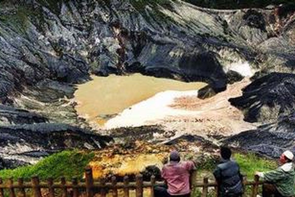 Kawah Ratu di kawasan obyek wisata Gunung Tangkuban Perahu, Subang, Jawa Barat, masih menjadi daya tarik wisata, Rabu (9/6/2010).