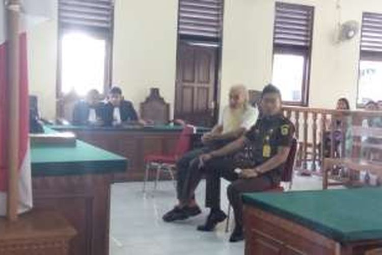 Robert Andrew Fiddes Ellis saat sidang di PN Denpasar, Selasa(30/8/2016)