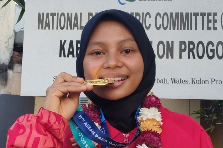 Atlet paralimpian dari National Paralympic Commitee (NPC) Kulon Progo menyambut kedatangan Qonitah Ikhtiar Syakuroh sepulang dari ASEAN Para Games XI di Solo, Jawa Tengah. Qonitah menyabet emas pada nomor ganda putri cabang bulutangkis. Ia bermain bersama Warining Rahayu asal Jawa Barat