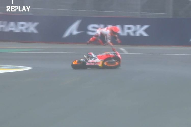 Marc Marquez terjatuh saat memimpin MotoGP Perancis, Minggu (16/5/2021) malam WIB.