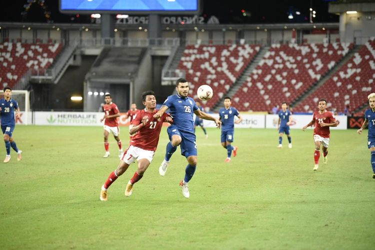 Penyerang timnas Indonesia, Dedik Setiawan, dibayangi pemain Thailand, Kritsada Kaman, dalam pertandingan leg pertama final Piala AFF 2020 di National Stadium Singapore, 29 Desember 2021.