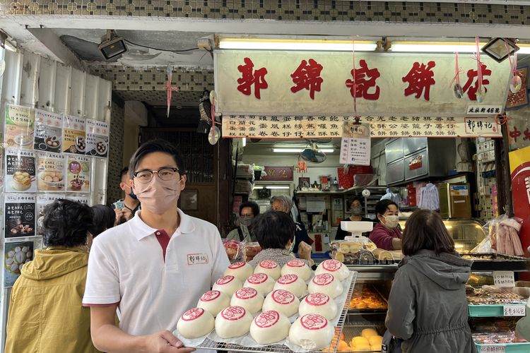 Pengelola toko roti Kwok Kam Kee, Martin Kwok sedang memperlihatkan bakpau buatan mereka yang dicap dengan aksara Mandarin dalam arti keselamatan.