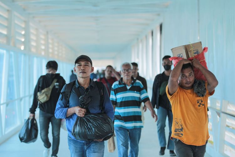 Pemudik melewati jembatan penyeberangan orang untuk masuk kapal feri di Pelabuhan Merak, Cilegon, Banten, Selasa (18/4/2023). Sebanyak 339.340 orang sudah meninggalkan Jawa menuju Sumatera melalui Pelabuhan Merak, Cilegon, Banten, dari H-10 hingga H-5 atau Selasa (18/4/2023) pagi.