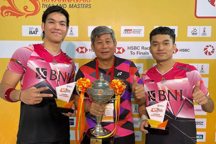 Leo Rolly Carnando/Daniel Marthin bersama sang pelatih, Herry Iman Pierngadi, usai menjuarai Thailand Masters 2023 di Nimibutr Arena, Bangkok, Minggu (5/2/2023).  Artikel ini berisi ranking dunia ganda putra BWF.