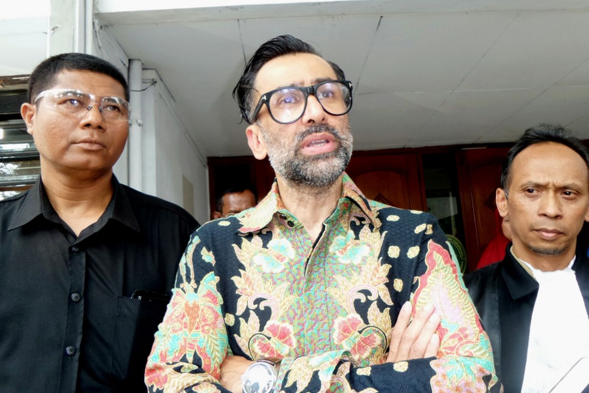 Artis peran Jeremy Thomas saat diabadikan usai sidang putranya, Axel Matthew Thomas di Pengadilan Negeri Tangerang, Rabu (20/9/2017).