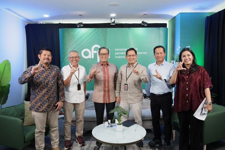 Kiri-kanan: Chief Operating Officer Hukumonline Jan Ramos Pandia, Kepala Direktorat Pengawasan Usaha Pembiayaan Berbasis Teknologi Otoritas Jasa Keuangan (OJK) Indra, Staf Khusus Menteri Investasi Hilirisasi dan BKPM Rico Rustombi, Kepala Departemen Pengawasan Lembaga Keuangan Mikro dan Lembaga Keuangan Lainnya Otoritas Jasa Keuangan Adief Razali, Ketua Bidang Hubungan Masyarakat AFPI Kuseryansyah, dan Direktur Eksekutif AFPI Yasmine Meylia Sembiring berfoto bersama dalam salah satu sesi siaran langsung edukasi pinjaman daring (pindar).