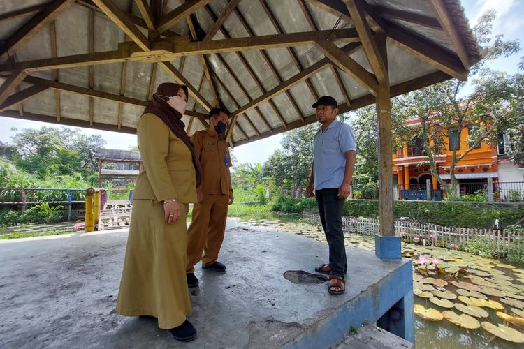 Kepala DPUPRPKP Kota Malang, Diah Ayu Kusumadewi bersama lainnya sedang meninjau lokasi pembangunan danau buatan atau bozem di wilayah RW IX Kelurahan Blimbing, Kecamatan Blimbing, Kota Malang, Jawa Timur pada Rabu (13/4/2022). 