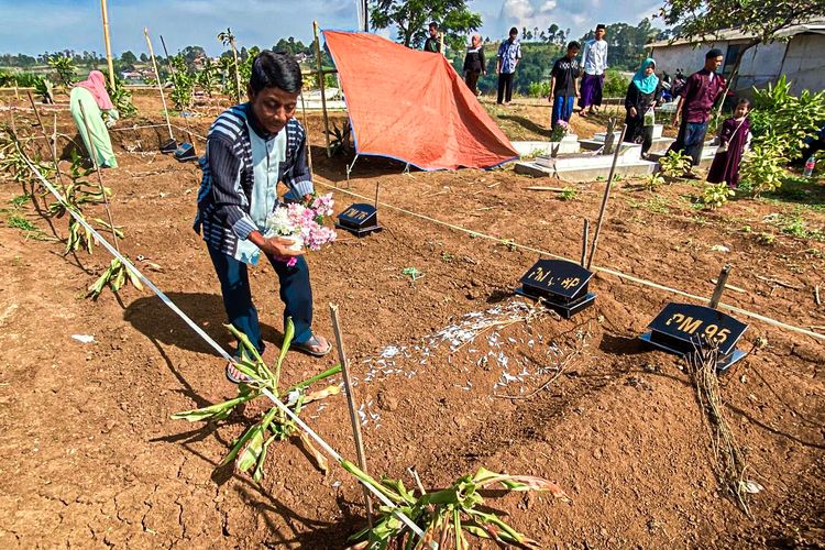 Doa-doa di antara Bunga dan Pusara Para Korban Longsor Cisarua