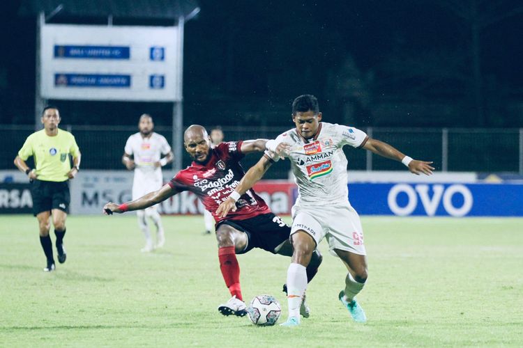 Aksi pada laga Bali United vs Persija Jakarta di partai lanjutan Liga 1 2021-2022 di Stadion Ngurah Rai, Denpasar, Minggu (6/3/2022).