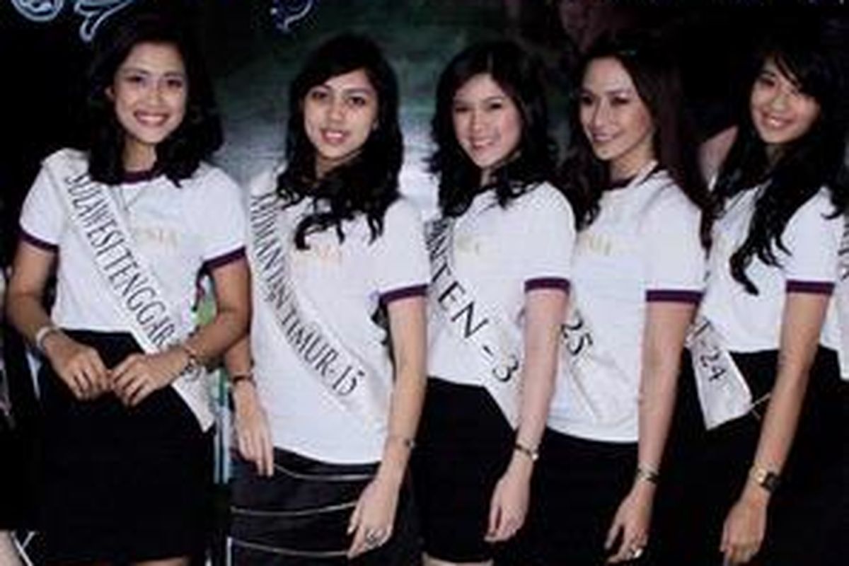 Nadya Siddiqa (tengah) dari Banten berpose bersama sejumlah finalis Miss Indonesia 2011 di sela beauty workshop masa karantina di Jakarta, Selasa (31/5/2011). Nadya terpilih sebagai satu diantara top five voting online di situs resmi www.missindonesia.co.id.