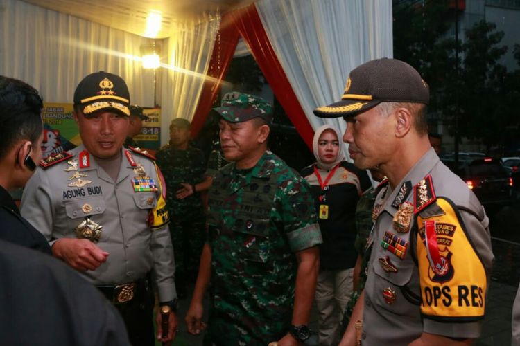 Kapolda Jabar Irjen Agung Budi Maryoto dan Pangdam III/Siliwangi Mayjen TNI Besar Harti Karyawan tengah memantau kesiapan TPS di Wilayah Jalan Ir H Djuanda, Kota Bandung. 