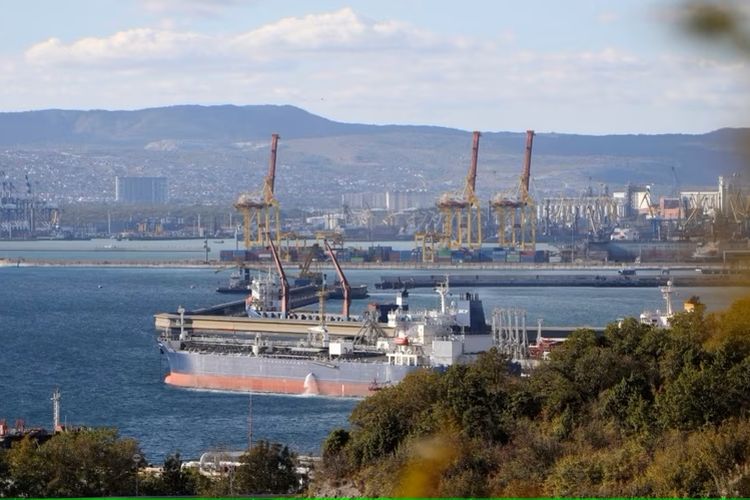 Sebuah kapal tanker ditambatkan di komplek Sheskharis comple di Novorossiysk, Rusia, 11 Oktober 2022.