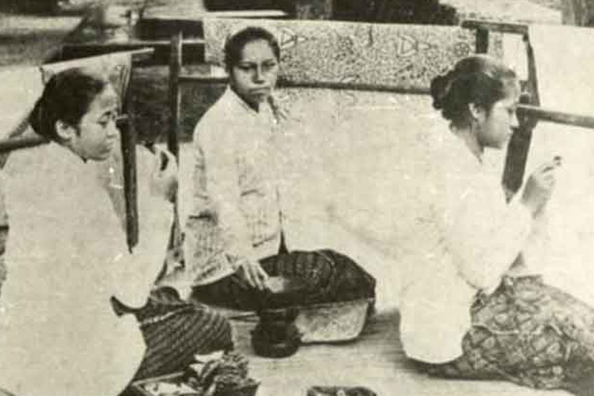 Kartini sedang membatik dengan adik-adiknya Rukmini (tengah) dan Kardinah (kiri).