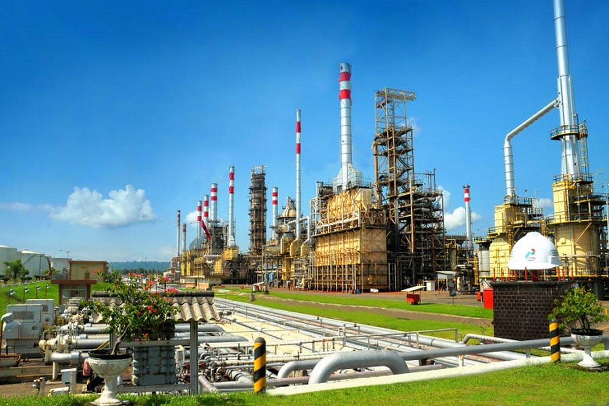 Tangki bahan bakar minyak (BBM) Pertamina di area Kilang Cilacap, Jawa Tengah