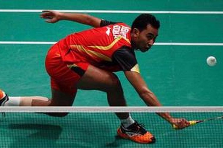 Pebulu tangkis Indonesia, Tommy Sugiarto, mengembalikan kok ke arah pemain China, Chen Long, pada partai kedua perempat final Piala Sudirman, Kamis (23/5/2013).