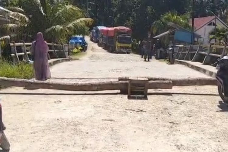 Protes 36 Tahun Jalan Tak Diaspal, Warga Buton Blokade Jalan Provinsi