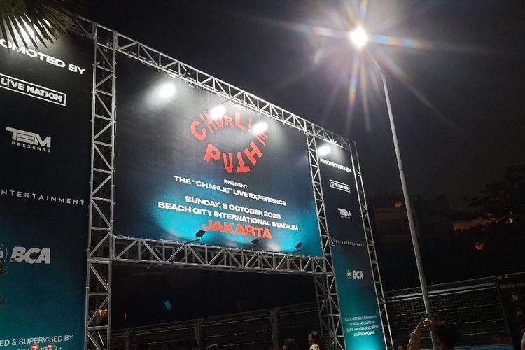 Penyanyi Charlie Puth menggelar konser bertajuk CHARLIE Live Experience di Beach City International Stadium, Jakarta, Minggu (8/10/2023).  