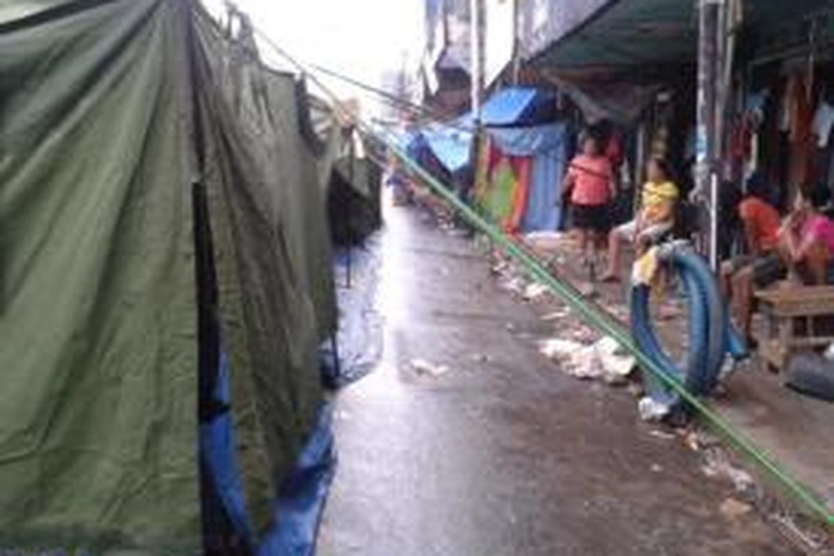 Warga Kampung Pulo di pengungsian.