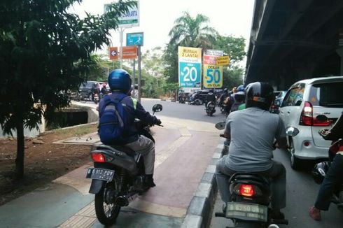 Masih Banyak Pengendara Motor Melintasi Trotoar di Jakarta Utara