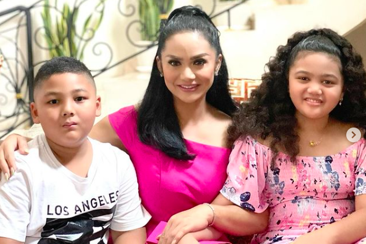 Krisdayanti bersama dua anaknya, Amora Lemos (kanan) dan Kellen Alexander Lemos (kiri)