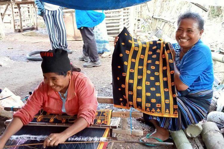 Wisatawan mancanegara melatih menenun kaiin tenun mofif Ragi Nagekeo, di Kampung tradisional Ngegedhawe, Desa Ngegedhawe, Kecamatan Aesesa, Kabupaten Nagekeo, Flores, NTT, Sabtu, (13/8/2022). (DOK KETUA HPI NAGEKEO-YOHANES NEKUAJA)