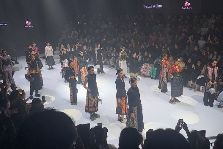 Fashion show yang digelar oleh Batik Keris x Wilsen Willim di Plaza Indonesia Fashion Week 2024, Senin (4/3/2024), yang terinspirasi dari Daisyah di Series Gadis Kretek