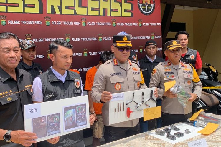 Unit Reskrim Polsek Tanjung Priok berhasil mengamankan dua pelaku curanmor berinisial SNR (26) dan AF (27) pada 16 Februari 2024 di Sungai Bambu, Tanjung Priok, Jakarta Utara. 