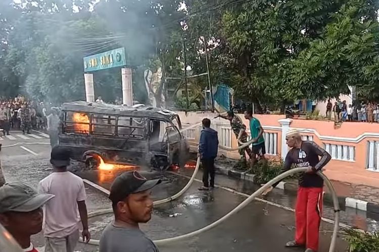 Sebuah mobil angkutan kota (Angkot) terbakar di depan SMA Saka, di Langgur, Maluku Tenggara, Senin (30/5/2022)