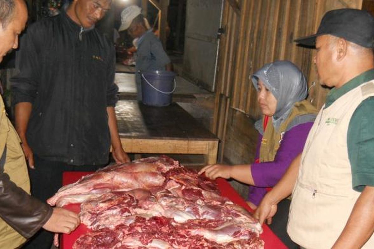 Petugas menemukan puluhan kilogram daging gelonggongan di Pasar Penampungan Pasar Rejowinangun Kota Magelang, Kamis (25/7/2013).