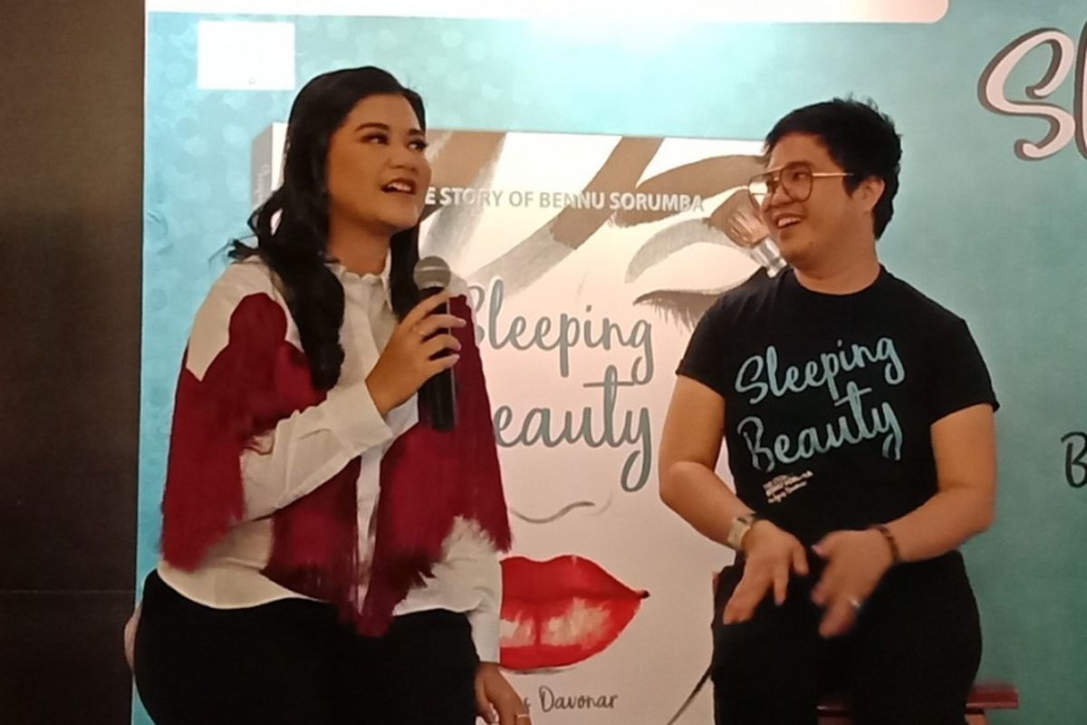 Putri Presiden RI Joko Widodo, Kahiyang Ayu (kiri) saat memberi testimoni riasan wajah Bennu Sorumba pada acara peluncuran buku Sleeping Beauty di Cozyfield Gramedia Pondok Indah Mall, Jakarta Selatan, Senin (5/3/2018).