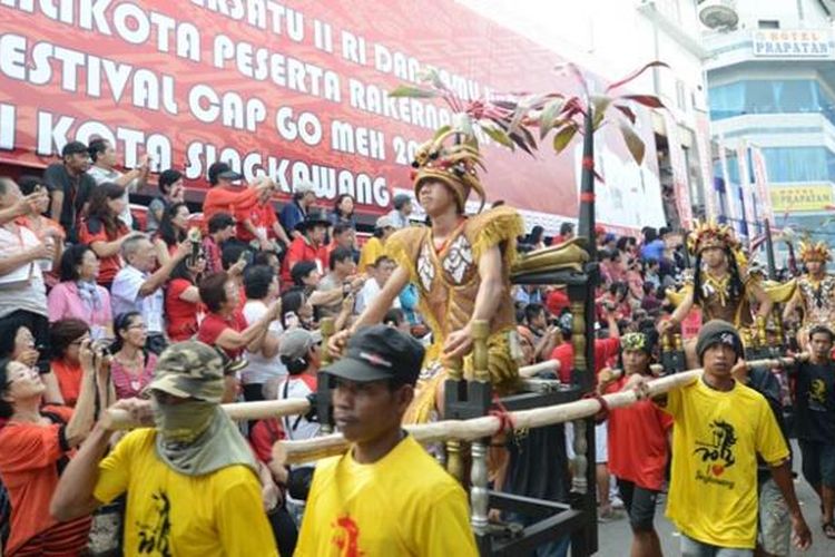 Parade Tatung dalam Festival Cap Go Meh 2014 di Singkawang, Kalimantan Barat, Jumat (14/2/2014).