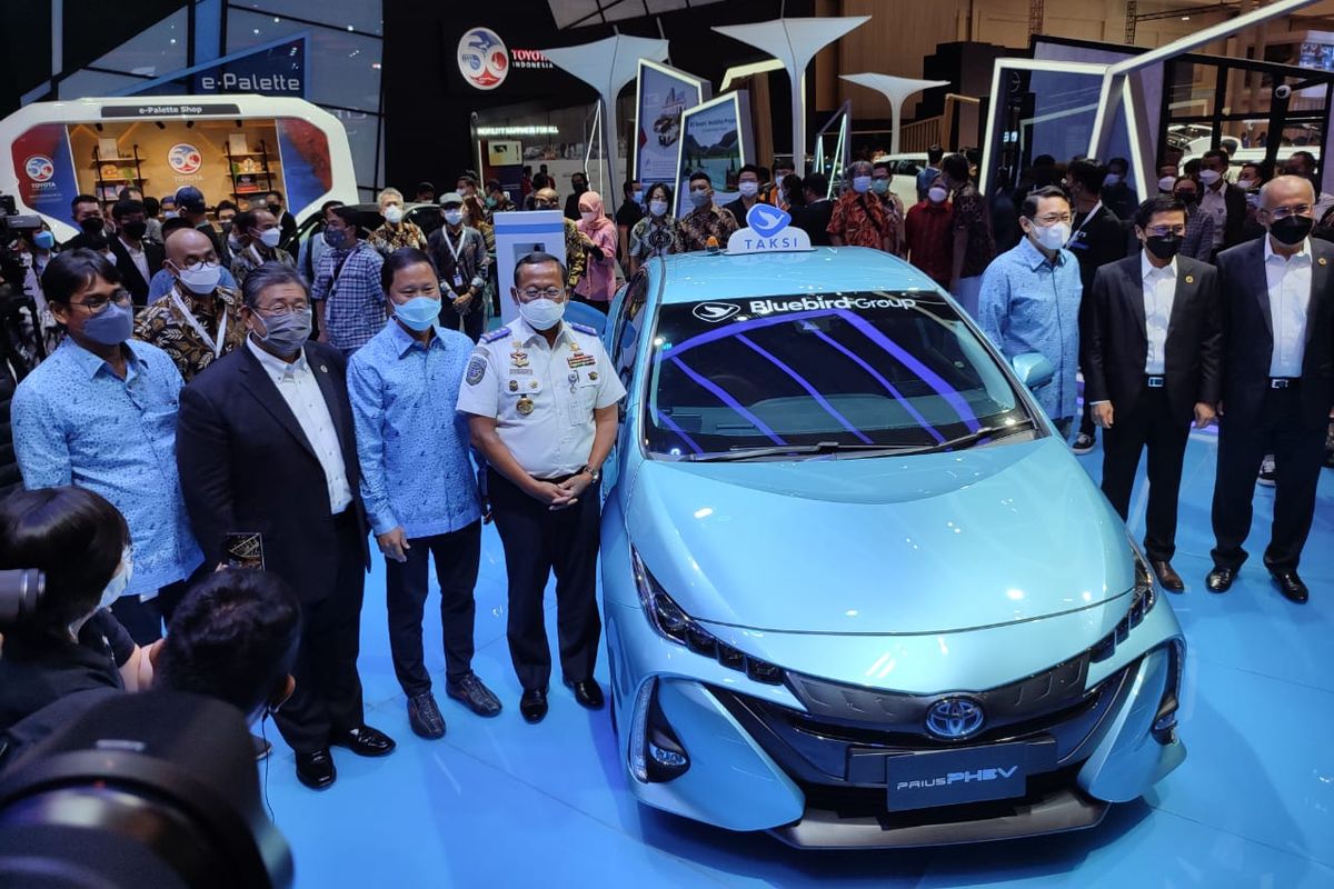 Toyota Prius PHEV resmi jadi Taksi Bluebird