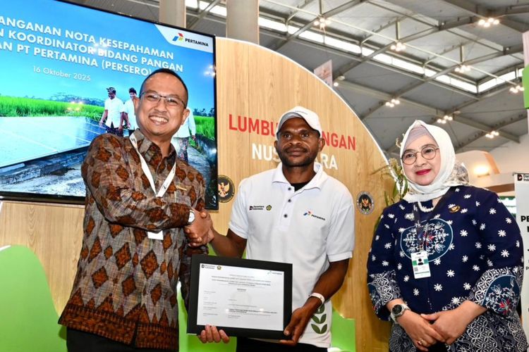 Penandatanganan nota kesepahaman oleh Corporate Secretary Pertamina Arya Dwi Paramita dengan Deputi Koordinasi Usaha Pangan & Pertanian Kementerian Koordinator Bidang Pangan Republik Indonesia Widiastuti.