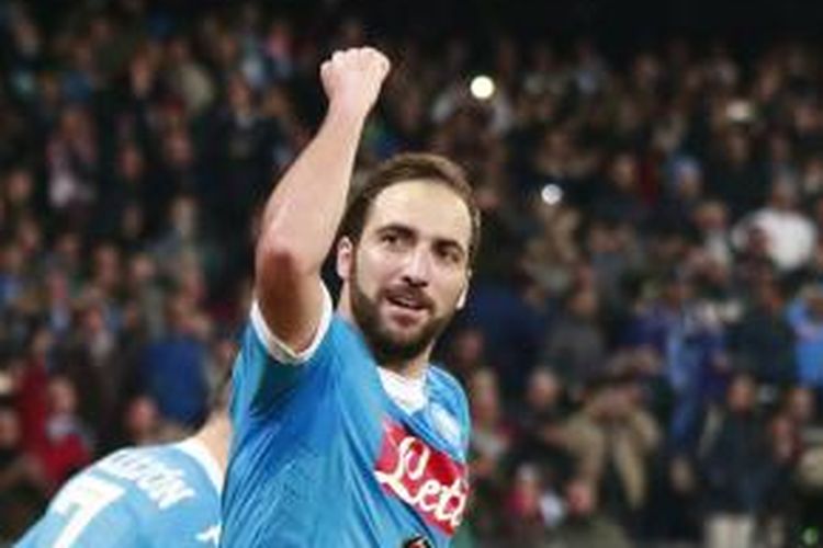 Striker Napoli asal Argentina, Gonzalo Higuain, melakukan selebrasi setelah mencetak gol ke gawang Inter Milan pada laga Serie A di Stadion San Paolo, Naples, Senin (30/11/2015).