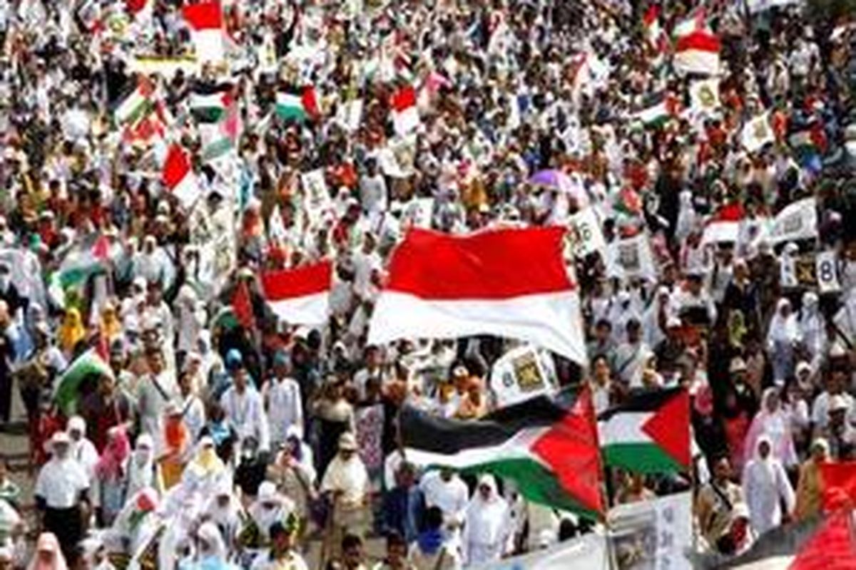 Kader dan simpatisan Partai Keadilan Sejahtera (PKS) melakukan aksi jalan kaki dari Bunderan Hotel Indonesia menuju Kedutaan Besar Amerika Serikat di Jakarta, Jumat (2/1) untuk menentang serangan Israel ke Jalur Gaza.