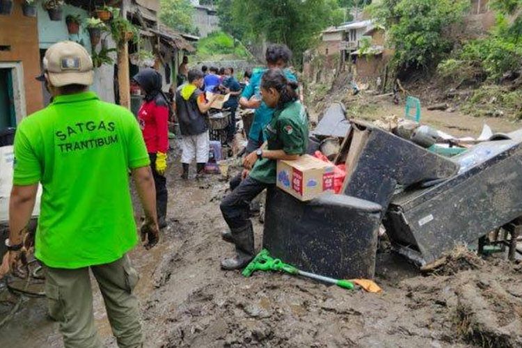 
Sejumlah relawan dan petugas saat membantu warga Kampung Putih Kota Malang untuk membersihkan rumah mereka dari lumpur dan air, dampak dari terjangan derasnya air di Sungai Brantas. 

