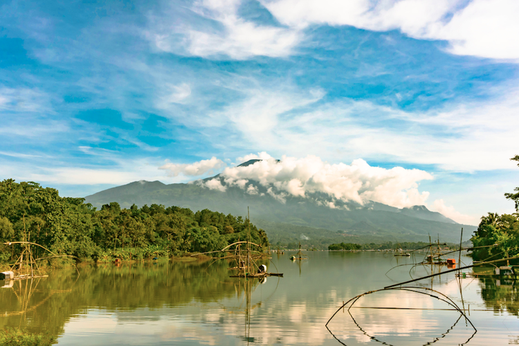 Ilustrasi tempat wisata Waduk Darma di Kuningan, Jawa Barat.
