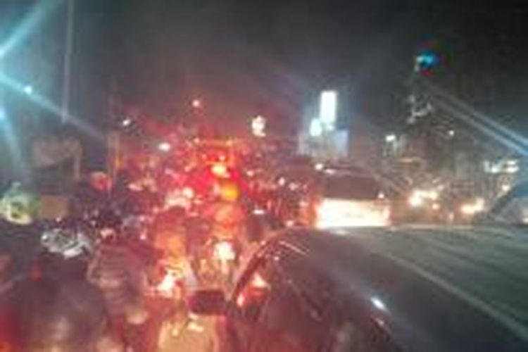 Kemacetan di pintu masuk Kota Bandung dari Sumedang dan selatan Jawa Barat, Minggu (5/10/2014).