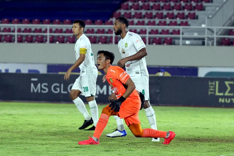 Penjaga gawang Persebaya Surabaya Ernando Ari Sutaryadi pada pertandingan pekan 11 Liga 1 2021 melawan Arema FC yang berakhir dengan skor 2-2 di Stadion Monahan Solo, Sabtu (6/11/2021) malam.
