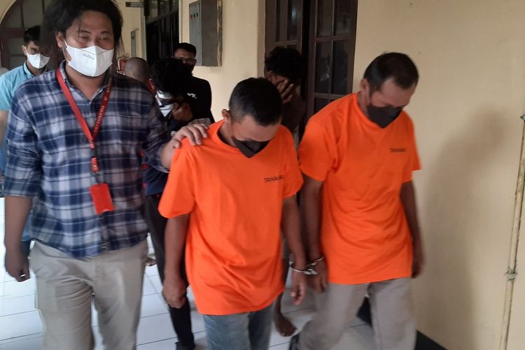 Polres Serang Kota akhirnya kembali menahan dua pemerkosa gadis keterbelakangan mental, yakni EJ dan S. Keduanya sempat dibebaskan oleh penyidik, karena berdamai dengan pihak korban.