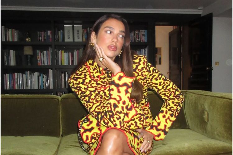 Dua Lipa tampil bold dan statement saat tiba di Chanel Pre-Fall 2026 Couture Show.