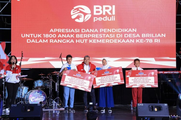 Direktur Utama BRI Sunarso bersama tiga perwakilan pelajar berprestasi Desa BRILian yang menerima beasiswa BRI. 